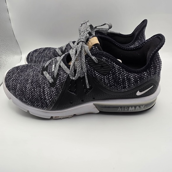 Nike Air Max Women's Running Shoes Black White Knit Low Top Sneakers Sz 6.5 - Picture 2 of 7